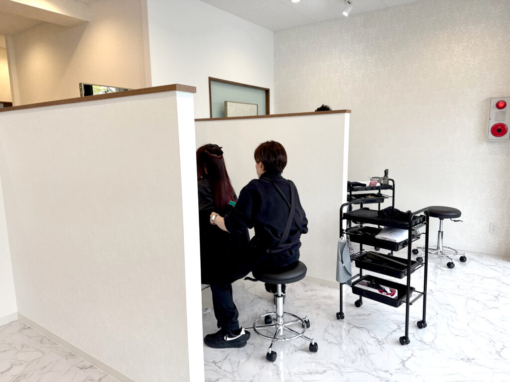 美容師求人情報 - ALIA（アリア）小豆餅店 Life with hairstyles "体験"を豊かに彩る美容室 - 全席半個室×マンツーマン施術 浜松市中央区小豆餅 アイラッシュ（待マツク・まつパー）・ネイルも展開